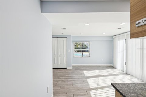 Casa en venta en Saint Petersburg, Florida, 5 dormitorios, 264.49 m2 № 1609832 - foto 7