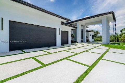 House in Miami, Florida 5 bedrooms, 413.32 sq.m. № 1936741 - photo 7