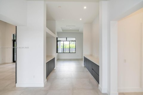 House in Miami, Florida 5 bedrooms, 413.32 sq.m. № 1936741 - photo 28