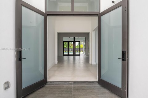 House in Miami, Florida 5 bedrooms, 413.32 sq.m. № 1936741 - photo 17