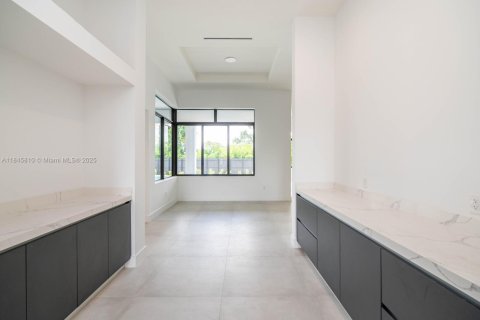 House in Miami, Florida 5 bedrooms, 413.32 sq.m. № 1936741 - photo 29