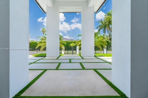 House in Miami, Florida 5 bedrooms, 413.32 sq.m. № 1936741 - photo 16