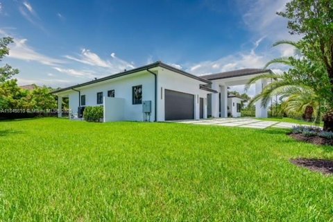 House in Miami, Florida 5 bedrooms, 413.32 sq.m. № 1936741 - photo 8