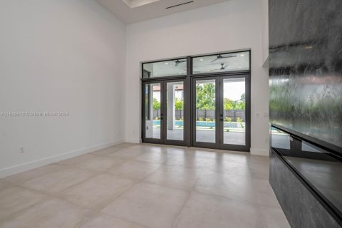 House in Miami, Florida 5 bedrooms, 413.32 sq.m. № 1936741 - photo 22