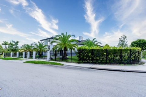 House in Miami, Florida 5 bedrooms, 413.32 sq.m. № 1936741 - photo 11