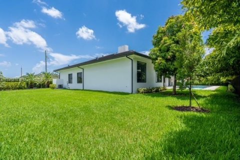 House in Miami, Florida 5 bedrooms, 413.32 sq.m. № 1936741 - photo 15