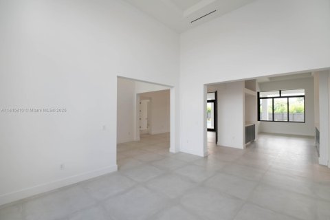 House in Miami, Florida 5 bedrooms, 413.32 sq.m. № 1936741 - photo 27