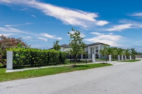 House in Miami, Florida 5 bedrooms, 413.32 sq.m. № 1936741 - photo 12