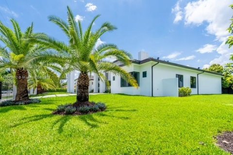 House in Miami, Florida 5 bedrooms, 413.32 sq.m. № 1936741 - photo 6