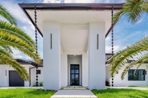 House in Miami, Florida 5 bedrooms, 413.32 sq.m. № 1936741 - photo 4
