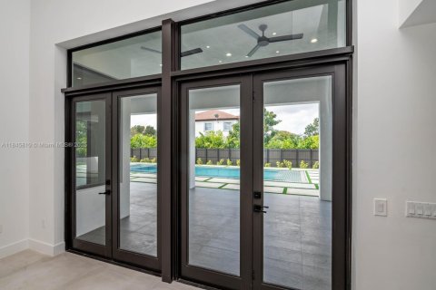 House in Miami, Florida 5 bedrooms, 413.32 sq.m. № 1936741 - photo 23