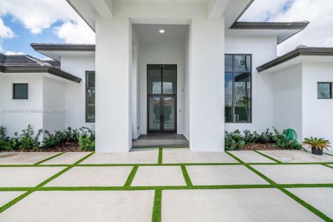 House in Miami, Florida 5 bedrooms, 413.32 sq.m. № 1936741 - photo 2