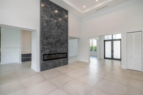 House in Miami, Florida 5 bedrooms, 413.32 sq.m. № 1936741 - photo 20