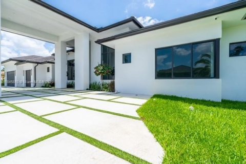 House in Miami, Florida 5 bedrooms, 413.32 sq.m. № 1936741 - photo 5