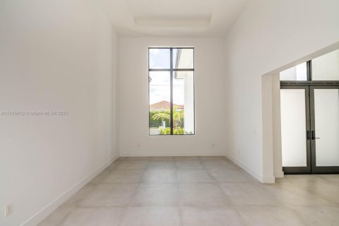 House in Miami, Florida 5 bedrooms, 413.32 sq.m. № 1936741 - photo 25