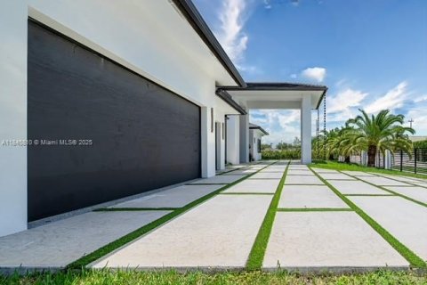 House in Miami, Florida 5 bedrooms, 413.32 sq.m. № 1936741 - photo 14