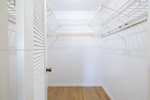 Condo in Plantation, Florida, 2 bedrooms  № 1943888 - photo 12
