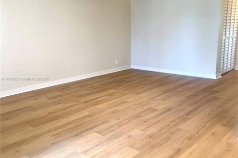 Condo in Plantation, Florida, 2 bedrooms  № 1943888 - photo 6