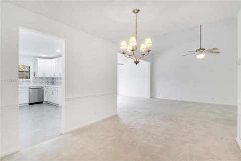 House in Palm City, Florida 3 bedrooms, 143.26 sq.m. № 1711780 - photo 22