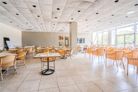 Condo in Miami Beach, Florida, 2 bedrooms  № 2004585 - photo 10