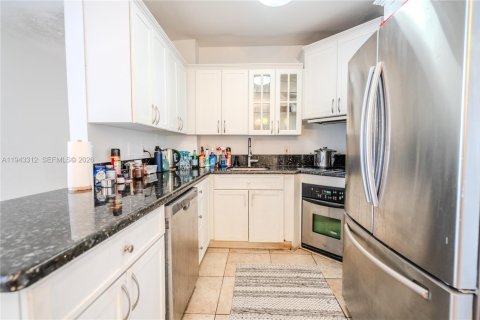 Condo in Miami Beach, Florida, 2 bedrooms  № 2004585 - photo 3