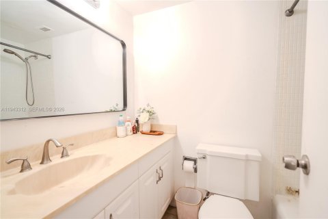 Condo in Miami Beach, Florida, 2 bedrooms  № 2004585 - photo 7