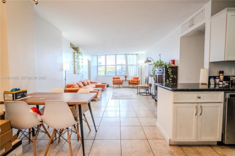 Condo in Miami Beach, Florida, 2 bedrooms  № 2004585 - photo 2