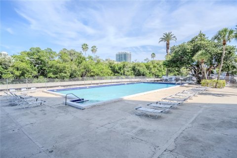 Condo in Miami Beach, Florida, 2 bedrooms  № 2004585 - photo 11