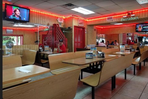 Propiedad comercial en venta en Miami, Florida № 2024521 - foto 2