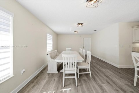 Casa en venta en Okeechobee, Florida, 3 dormitorios № 1968788 - foto 12