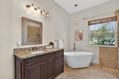 House in Sarasota, Florida 6 bedrooms, 411.46 sq.m. № 2208622 - photo 10