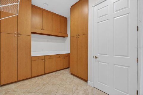 House in Sarasota, Florida 6 bedrooms, 411.46 sq.m. № 2208622 - photo 23