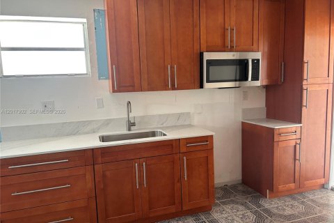 Villa ou maison à louer à Opa-locka, Floride: 1 chambre, 180.23 m2 № 2256495 - photo 4