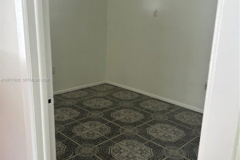 Villa ou maison à louer à Opa-locka, Floride: 1 chambre, 180.23 m2 № 2256495 - photo 5
