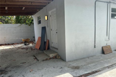 Villa ou maison à louer à Opa-locka, Floride: 1 chambre, 180.23 m2 № 2256495 - photo 2
