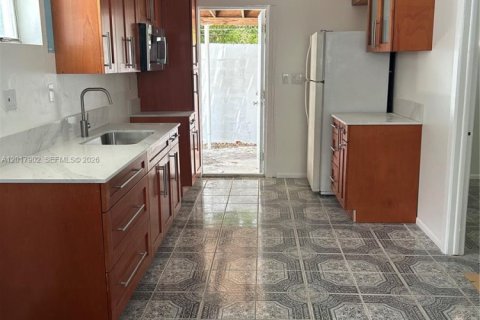 Villa ou maison à louer à Opa-locka, Floride: 1 chambre, 180.23 m2 № 2256495 - photo 3