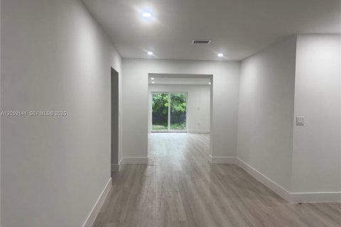 Villa ou maison à vendre à Miami, Floride: 4 chambres № 2397640 - photo 9