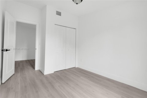Villa ou maison à vendre à Miami, Floride: 4 chambres № 2397640 - photo 23