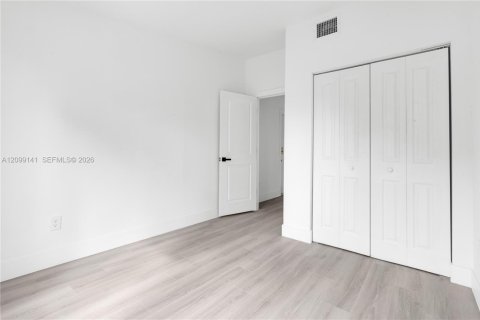 Villa ou maison à vendre à Miami, Floride: 4 chambres № 2397640 - photo 24