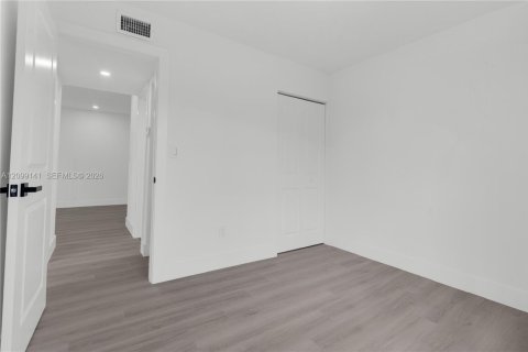 Villa ou maison à vendre à Miami, Floride: 4 chambres № 2397640 - photo 27