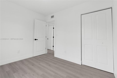 Villa ou maison à vendre à Miami, Floride: 4 chambres № 2397640 - photo 28
