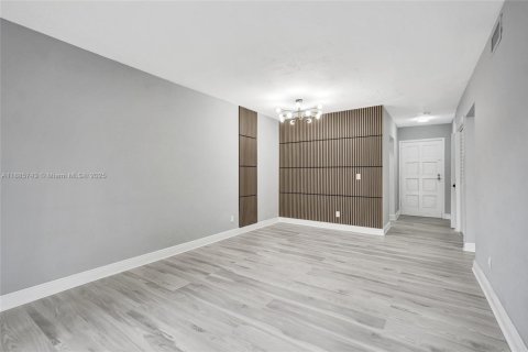 Propiedad comercial en venta en Miami, Florida, 84.08 m2 № 1938572 - foto 8