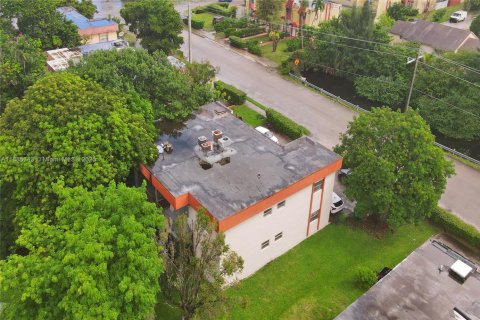 Immobilier commercial à vendre à Miami, Floride: 84.08 m2 № 1938572 - photo 3