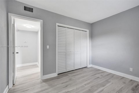 Commercial property in Miami, Florida 84.08 sq.m. № 1938572 - photo 12