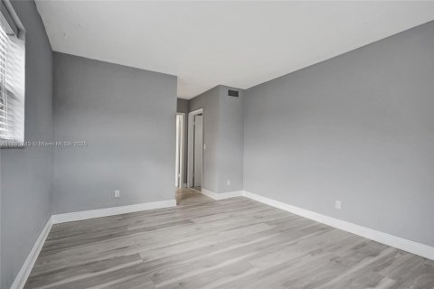 Immobilier commercial à vendre à Miami, Floride: 84.08 m2 № 1938572 - photo 16