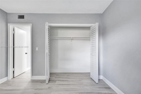 Propiedad comercial en venta en Miami, Florida, 84.08 m2 № 1938572 - foto 13
