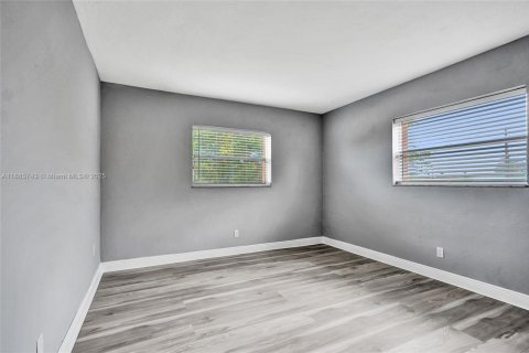 Commercial property in Miami, Florida 84.08 sq.m. № 1938572 - photo 15