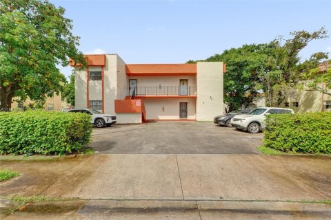 Propiedad comercial en venta en Miami, Florida, 84.08 m2 № 1938572 - foto 1
