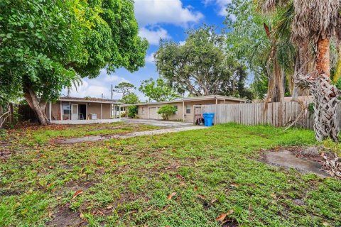 Commercial property in Largo, Florida 4 bedrooms, 172.8 sq.m. № 2210037 - photo 18