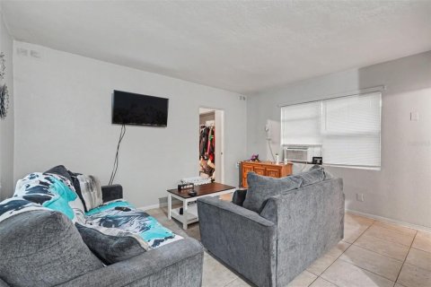 Commercial property in Largo, Florida 4 bedrooms, 172.8 sq.m. № 2210037 - photo 13